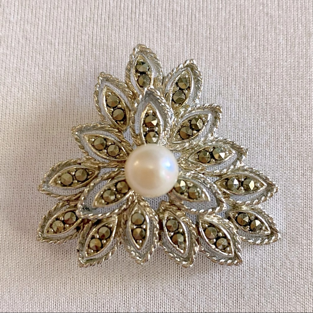 Vintage 50’s Lisner Faux Pearl & Rhinestone Brooch